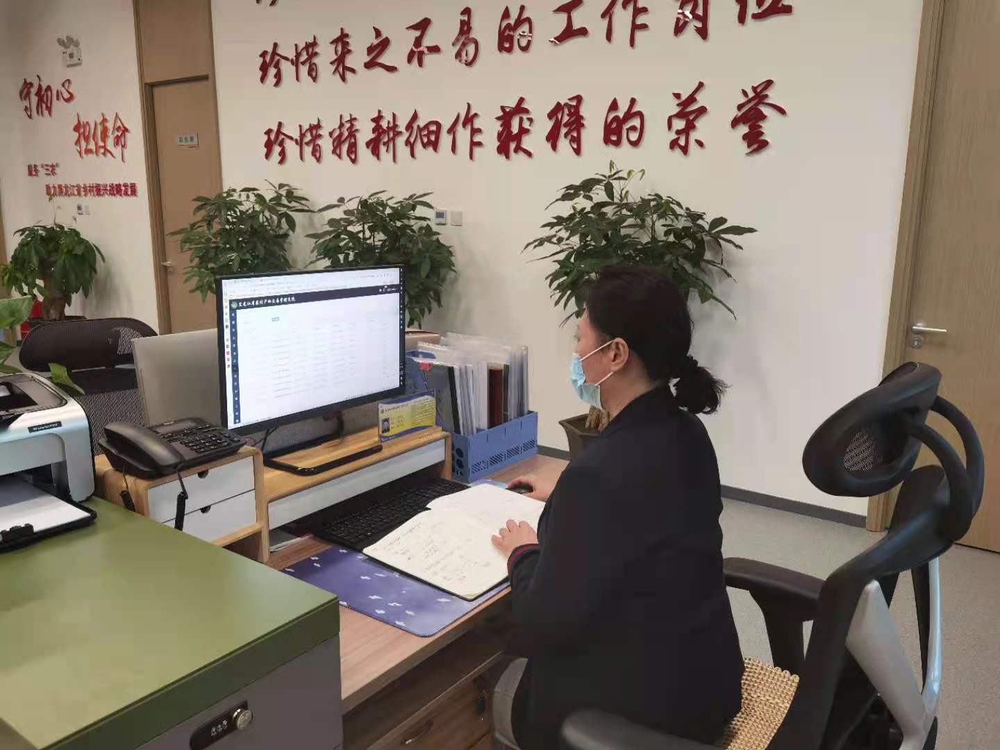 农交中心工作人员进行业务操作